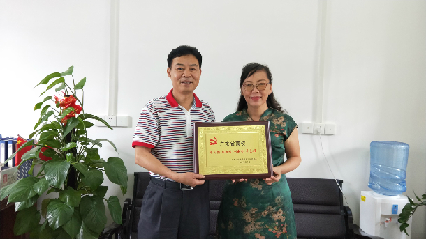 1532055841629468.jpg 林宇为美女av
法学系教工党支部授牌.JPG